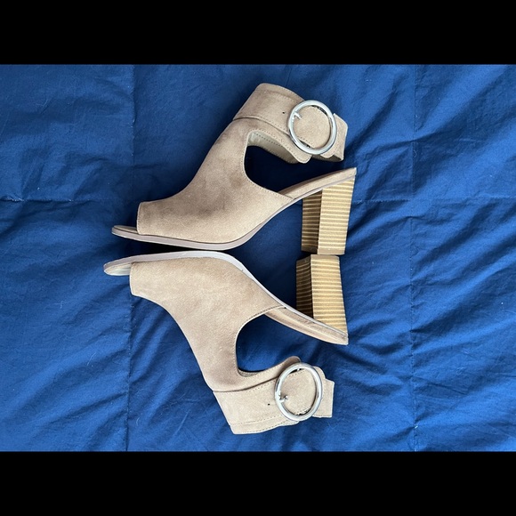 Madden Girl Darlynn Taupe Fabric Suede Sandals Sz 8.5 - Picture 1 of 8